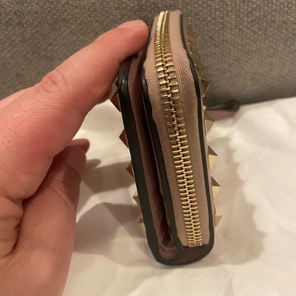 New Valentino Garavani Pink Mauve Wallet with Gold Studs - Picture 3 of 12